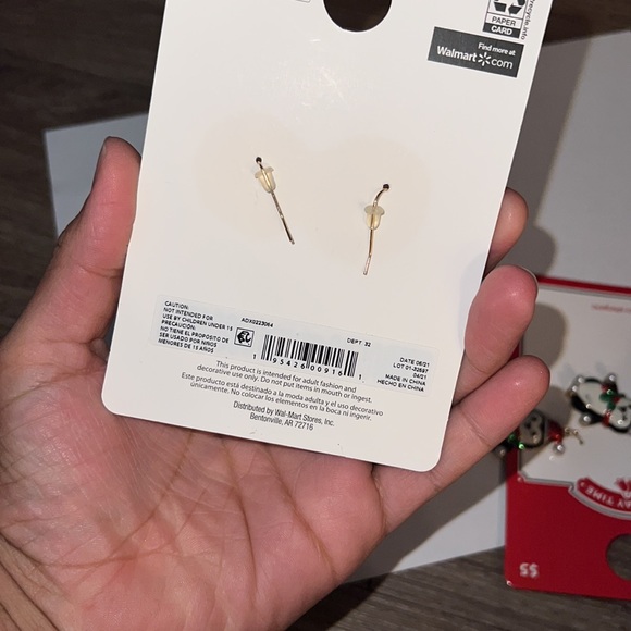 Holiday time penguin earrings - Picture 3 of 3